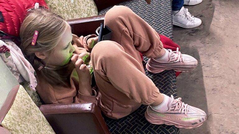 Ein Mädchen spielt mit einem Tablet