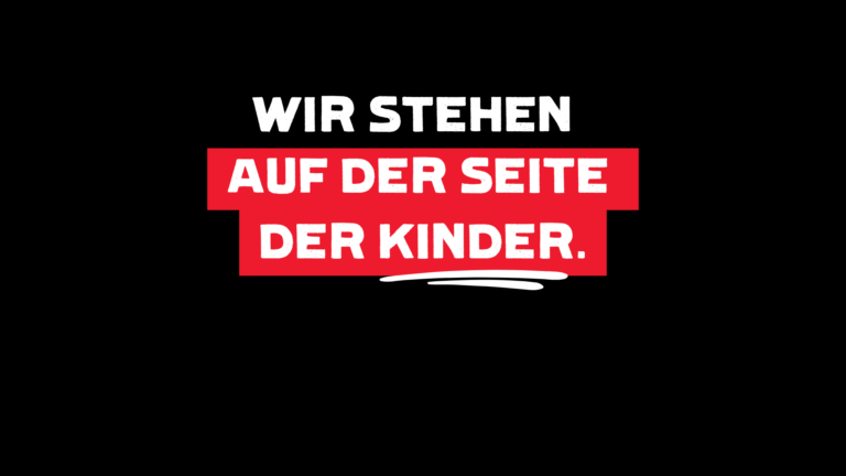 Ein weißer Schriftzug auf schwarzem Hintergrund sagt "Wir stehen auf der Seite der Kinder". "Auf der Seite der Kinder" ist rot markiert und Kinder ist unterstrichen.