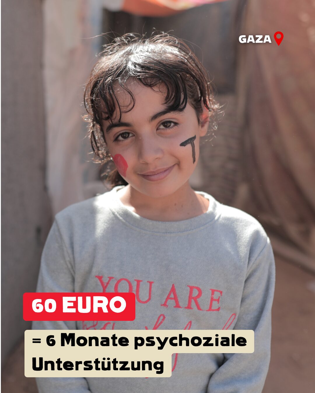 Mädchen mit braunen Haaren lächelt. Bildaufschrift: 60 Euro = 6 Monate psychosoziale Unterstützung.
