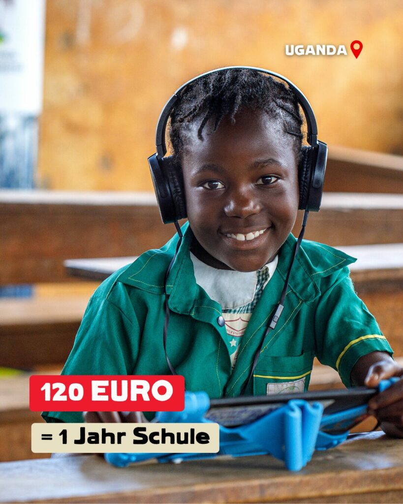 Kind aus Uganda trägt Kopfhörer, hat ein Tablet vor sich und lächelt. Er sitzt in einem leeren Klassenzimmer. Bildaufschrift: 120 Euro = 1 Jahr Schule