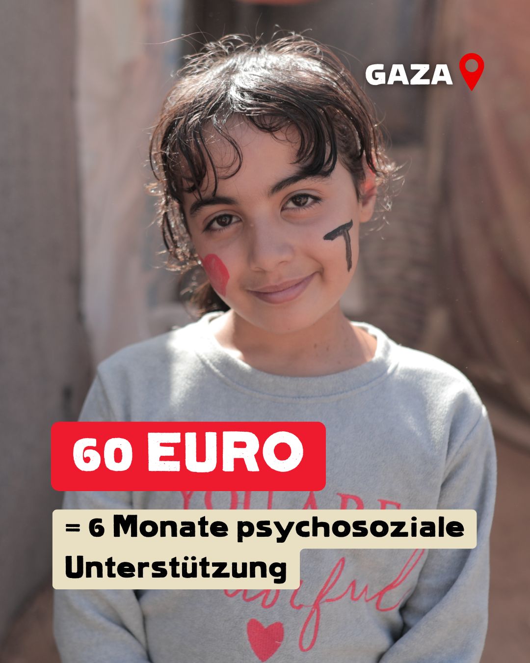 Mädchen mit braunen Haaren lächelt. Bildaufschrift: 60 Euro = 6 Monate psychosoziale Unterstützung.