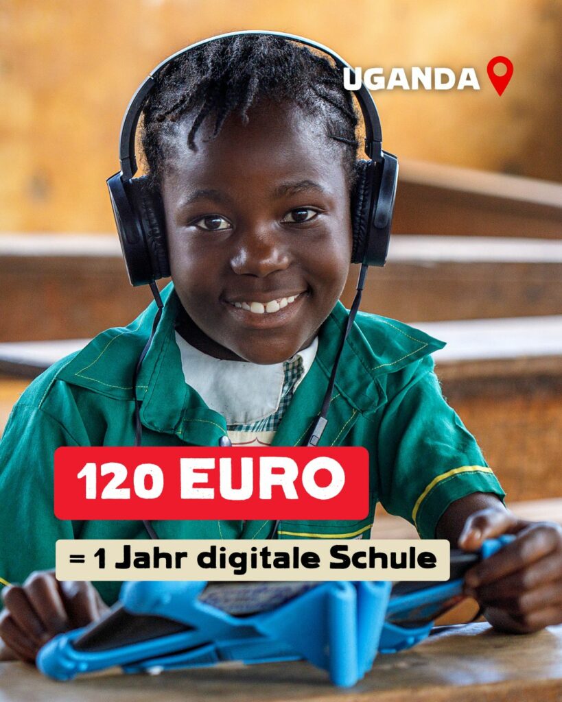 Kind aus Uganda trägt Kopfhörer, hat ein Tablet vor sich und lächelt. Er sitzt in einem leeren Klassenzimmer. Bildaufschrift: 20 Euro = 2 Monate digitale Schule
