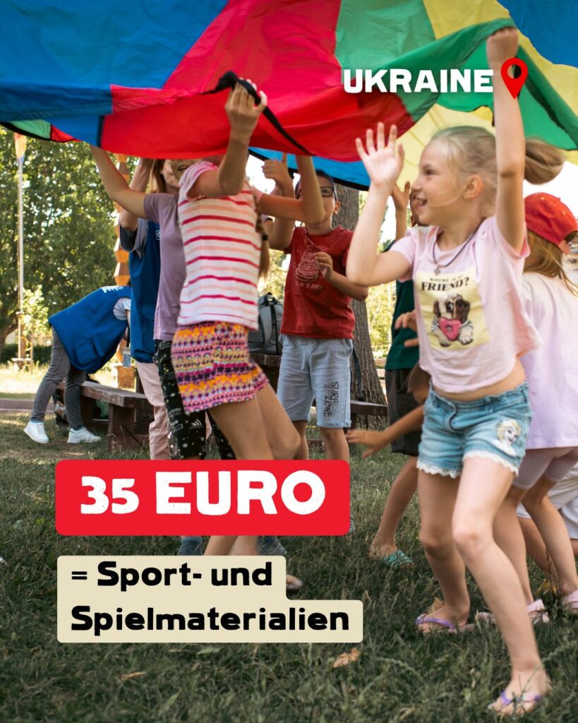 Kinder laufen unter einem großen Bunten Tuch im Kreis. Bildaufschrift: 35 Euro = Sport- und Spielmaterialien.