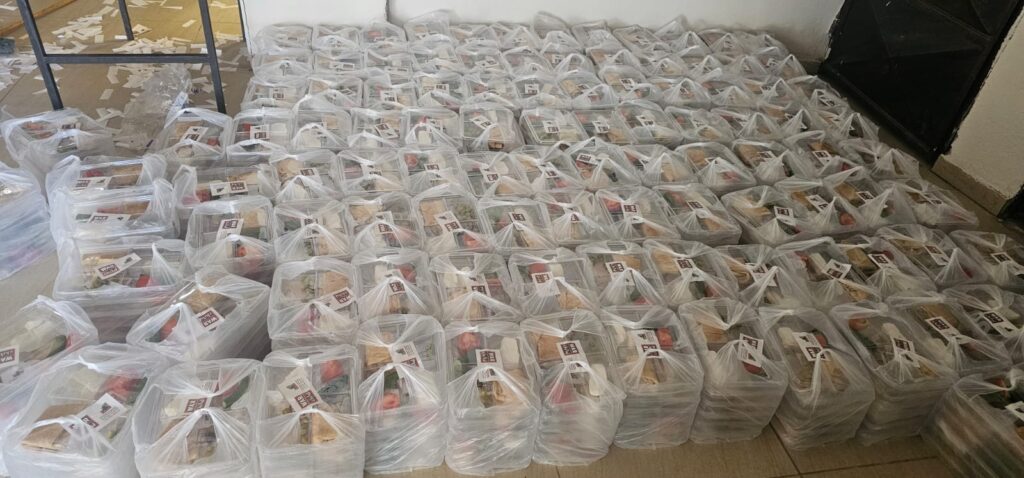 Ein Boden voller Lunboxen in Plastiktüten, welche den gesamten Raum befüllen.