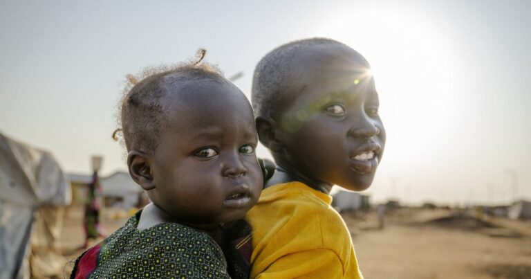 Zwei sudanesische Kinder in der Sonne.