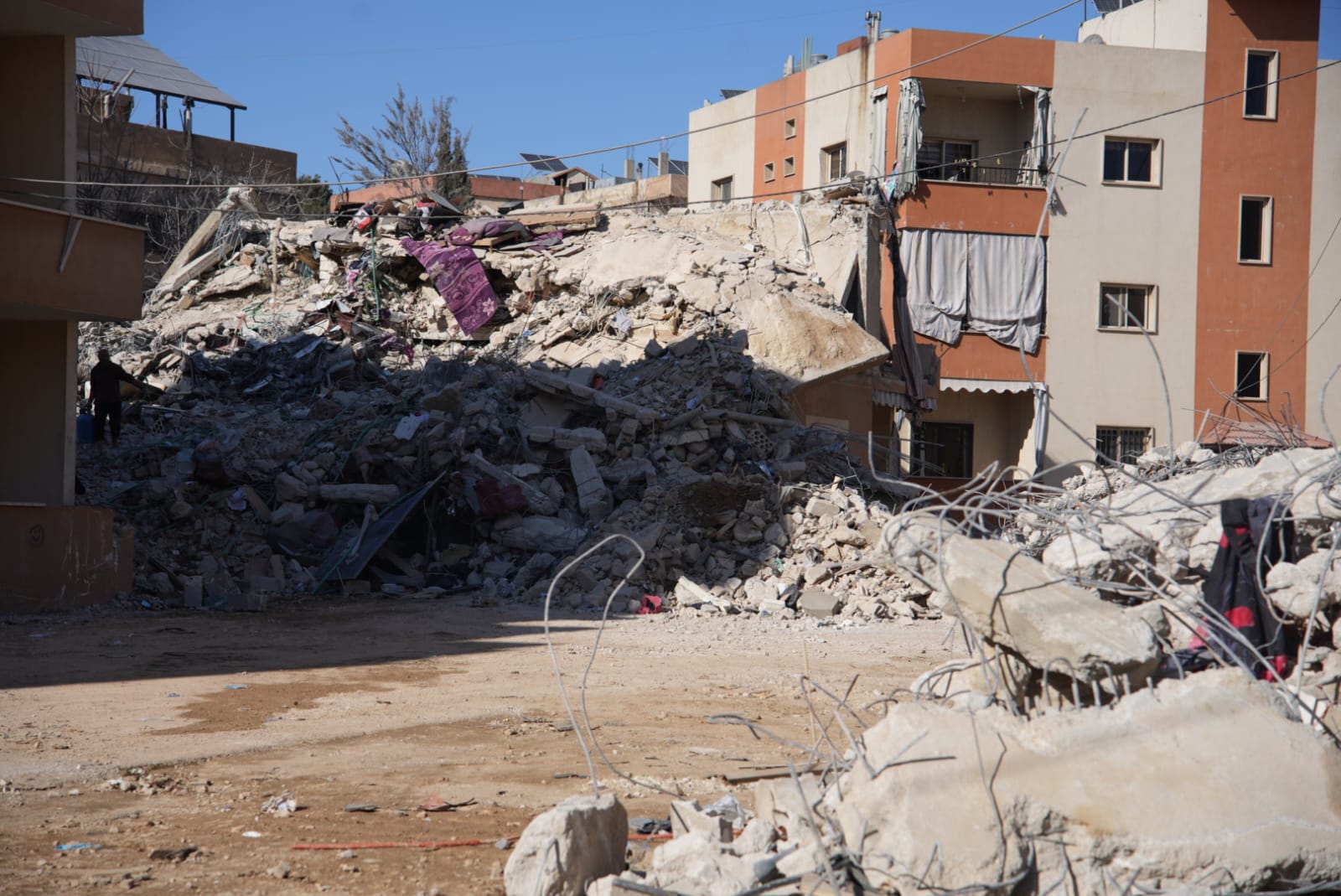 Ein bombardiertes Gebäude, bei dem nur noch ein haufen Trümmer zu sehen sind.