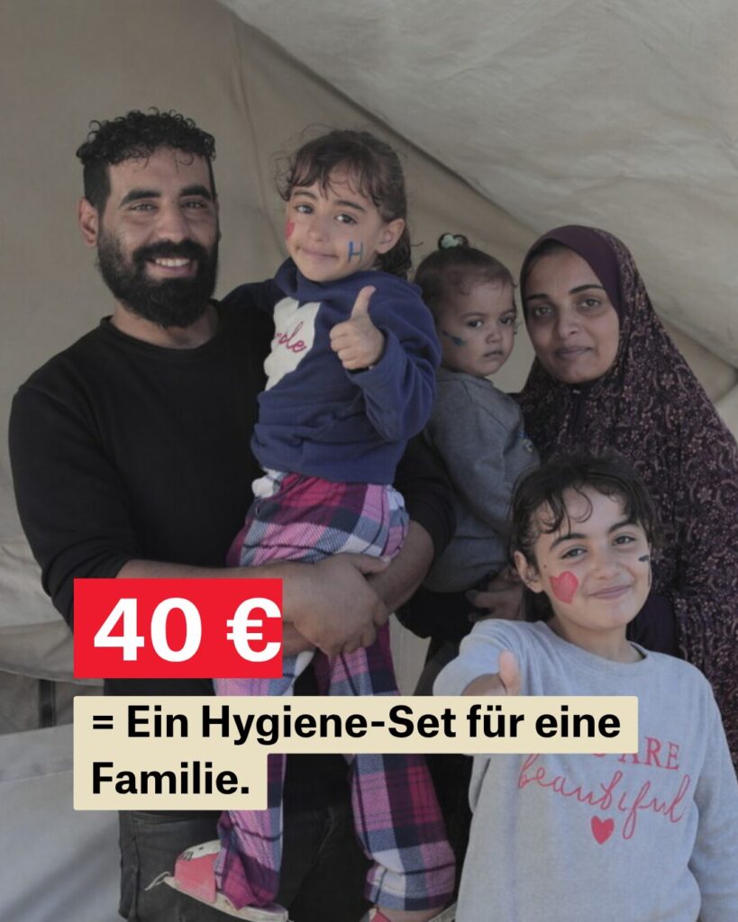 Eine palästinensische Familie, bestehend aus Eltern und drei Töchtern, steht vor einem Zelt. Beide Eltern haben jeweils eine Tochter auf dem Arm. Alles lächeln und zwei der Mädchen zeigen mit dem Daumen nach oben. Darunter die Aufschrift: 40 Euro = ein Hygiense-Set für eine Familie.