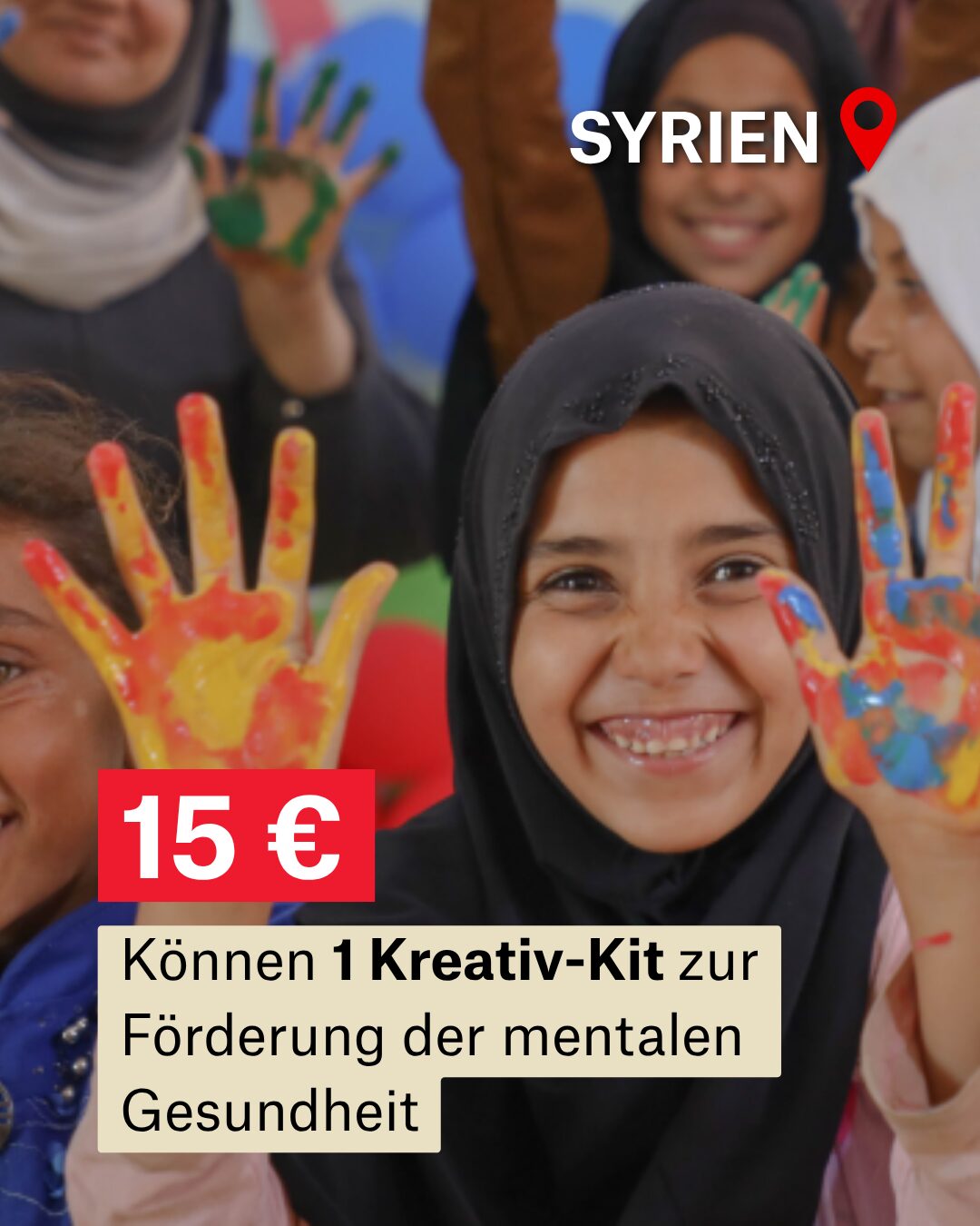 Ein kleines Mädchen mit Kopftucht zeigt ihre bunt angemalten Hände und grinst. Bildaufschrift: Syrien ; 15 Euro = Ein Kreativ-Kit zur Förderung der mentalen Gesundheit.