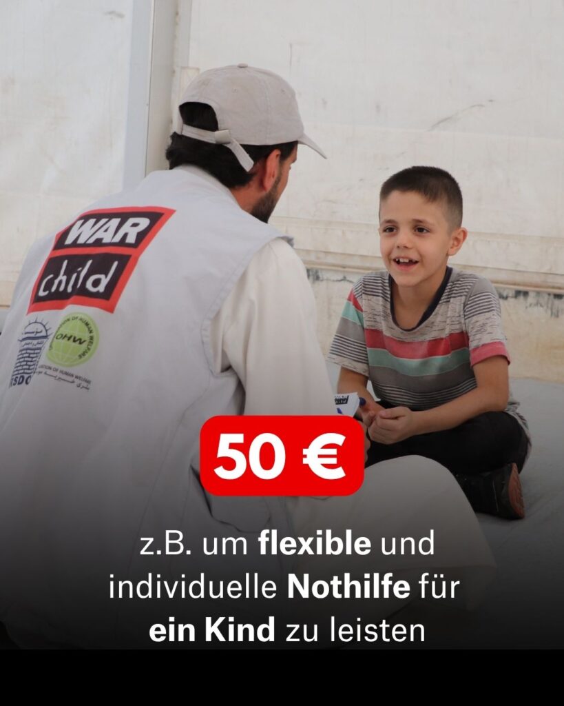 Ein Mann mit einer weißen Cap und einer Warchild-Weste sitzt im Schneidersitz. Gegenüber sitzt ein kleiner Junger in einem gestreiften Shirt und spricht mit ihm. Die Beschriftung ist: 50€ z. B. um flexible und individuelle Nothilfe für ein Kind zu leisten.