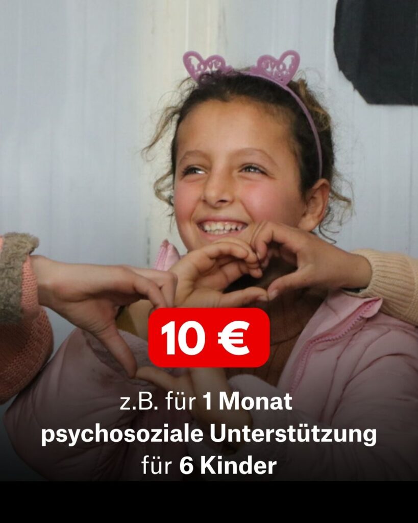 Ein lächelndes Mädchen mit hellbraunen Haaren und einem rosa Haarreifen. Die Beschriftung ist: 10€ z.B für 1 Monat psychosoziale Unterstützung für sechs Kinder.