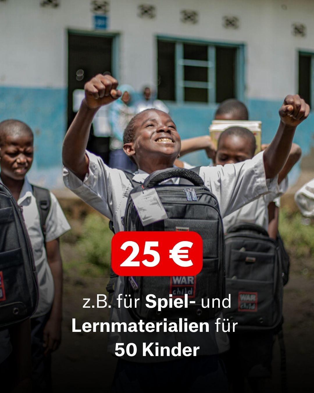 Eine Gruppe von kleinen Jungs lacht. Der Vordere Junge hält beide Hände in die Luft und trägt einen schwarzen Rucksack auf der verkehrtherum auf Brustseite. Die Beschriftung ist. 25€ z.B für Lern- und Spielmaterialien für 50 Kinder.